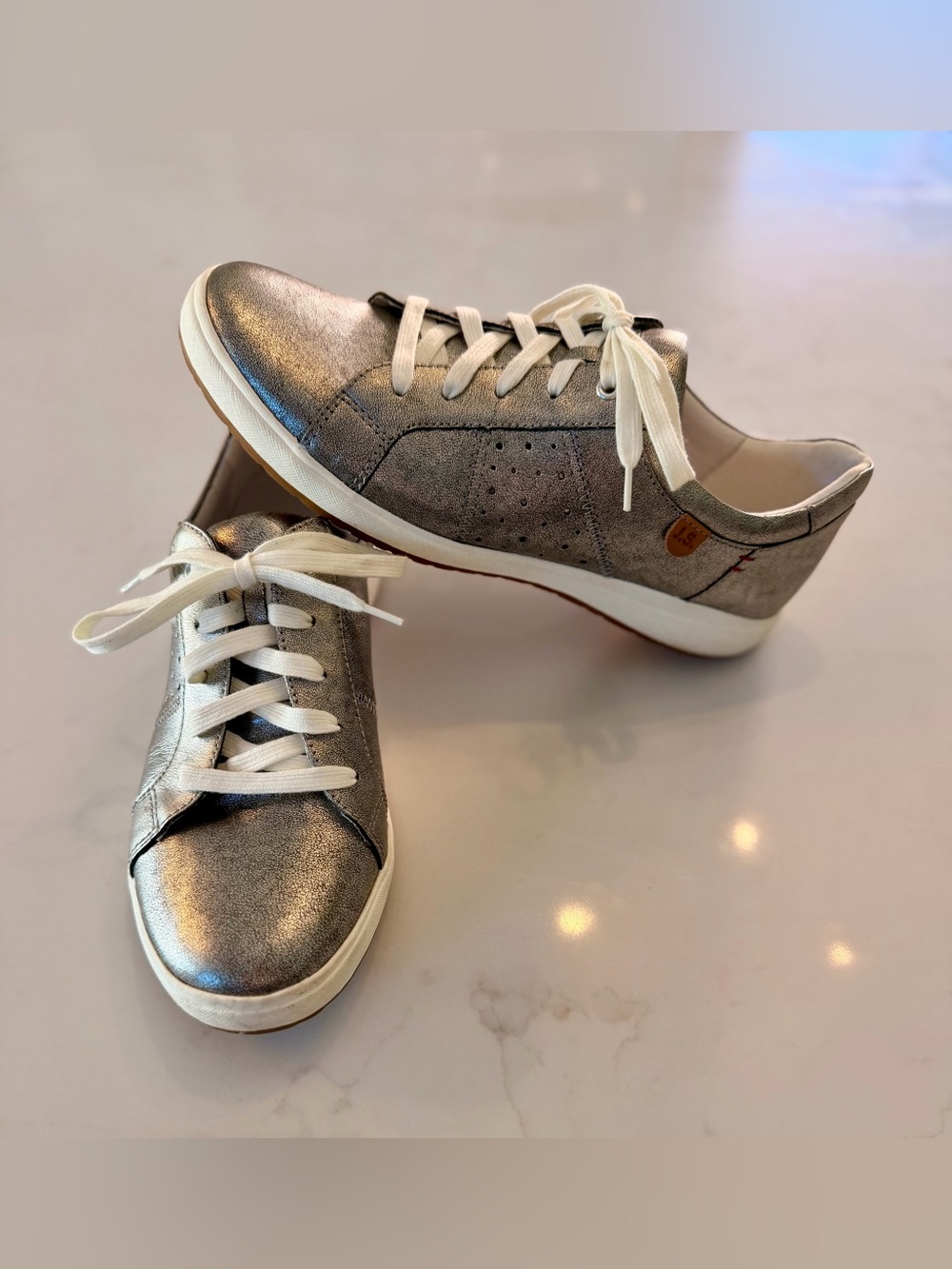 Josef Seibel Caren 01 Metallic Pewter Leather Low Top Sneakers. Size 8/8.5